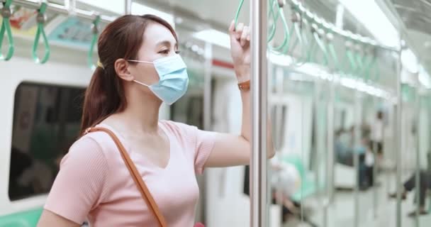 Kvinna med mask i tunnelbanan — Stockvideo