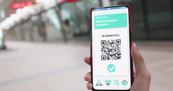 Asiatisk kvinna visar hälsopass — Stockvideo