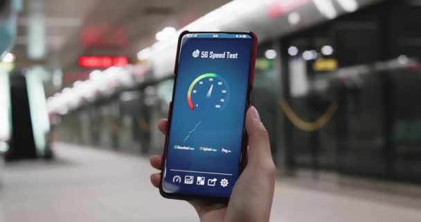 Smartphone de velocidad 5g en mrt — Vídeos de Stock