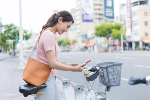 Young Stylish Woman Using Bicycle Rent Mobile App Smiling Outdoors — Stock Photo, Image