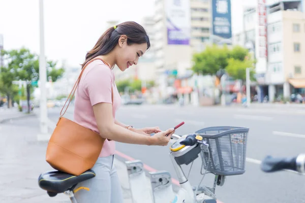 Jonge Stijlvolle Vrouw Met Behulp Van Fietsverhuur Mobiele App Glimlachen — Stockfoto