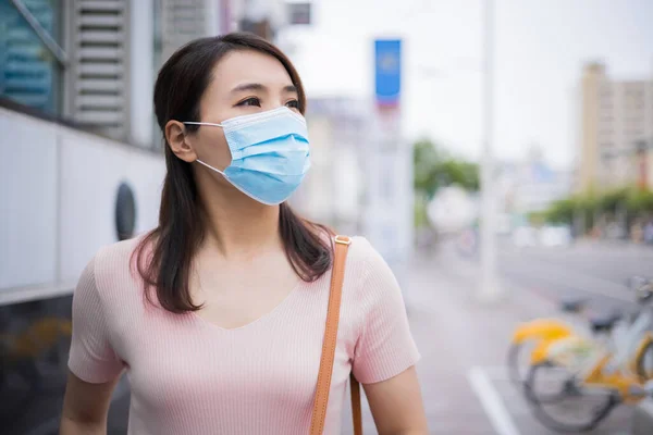 Mujer Asiática Con Máscara Facial Está Pie Calle Ciudad Mientras — Foto de Stock