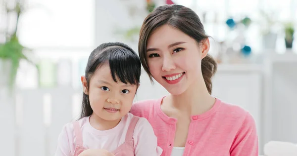 Mutter Und Tochter Ziehen Gesichtsmaske Und Lächeln Dich — Stockfoto