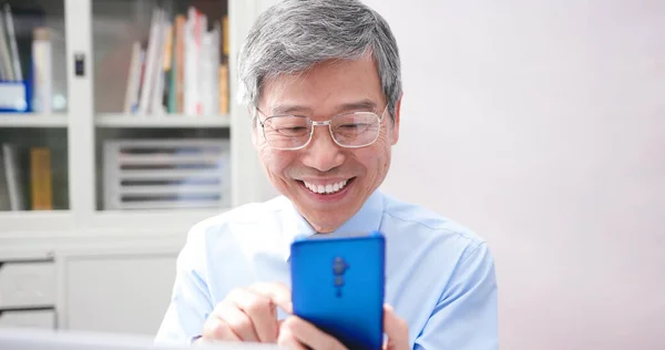 Ältere Asiatische Geschäftsleute Nutzen Smartphone Gerne Büro — Stockfoto