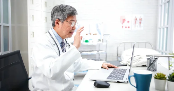 Koncepcja Telemedycyny Azjatycki Starszy Lekarz Słucha Pacjenta Mówiącego Symptomy Internecie — Zdjęcie stockowe