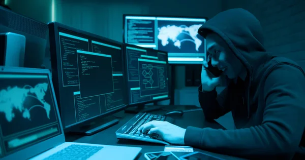 Zijaanzicht Van Aziatische Mannelijke Hacker Gebruik Computer Spreken Telefoon — Stockfoto