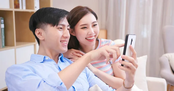 Asiatiska Unga Par Har Videochatt Med Smart Telefon Hemma Glatt — Stockfoto