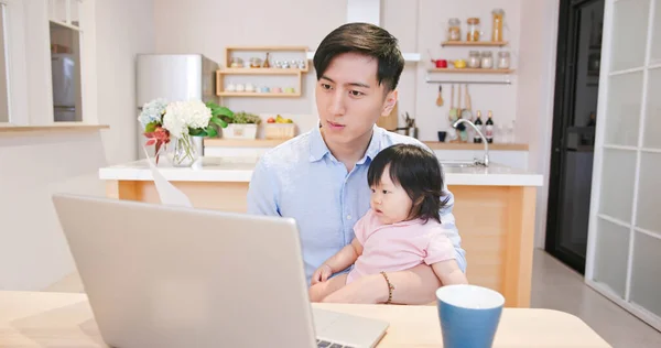 Азіатський Бізнесмен Працює Дому Ноутбуком Піклуватися Про Свою Дочку — стокове фото