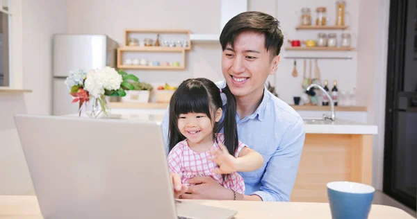 Asiático Jovem Homem Sua Filha Ter Vídeo Chat Com Computador — Fotografia de Stock