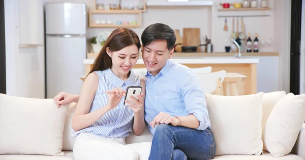 Azji Para Patrząc Niektóre Informacje Internecie Wraz Smartfonem Domu Szczęśliwie — Zdjęcie stockowe