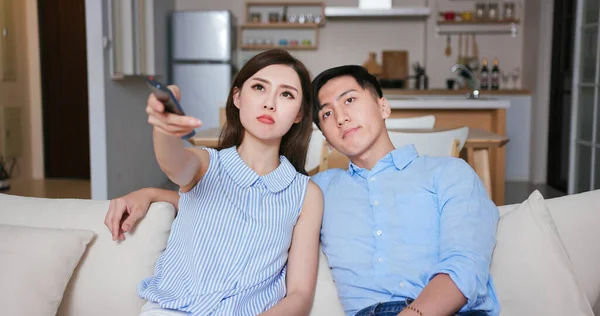 Asiatique Jeune Couple Regarder Télévision Sentir Ennuyé Dans Salon Maison — Photo