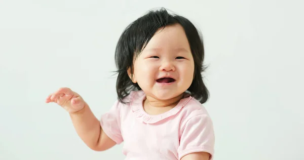 Aziatische Gelukkig Lachen Baby Peuter Meisje Zitten Vloer Met Witte — Stockfoto