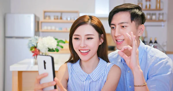 Asiatique Jeune Couple Avoir Vidéo Chat Montrer Geste Avec Téléphone — Photo