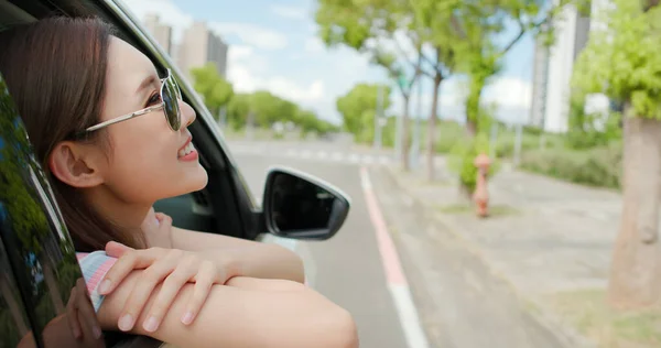Güneş Gözlüğü Takan Asyalı Güzel Kız Arabayla Gezintiye Çıkıyor Pencereden — Stok fotoğraf