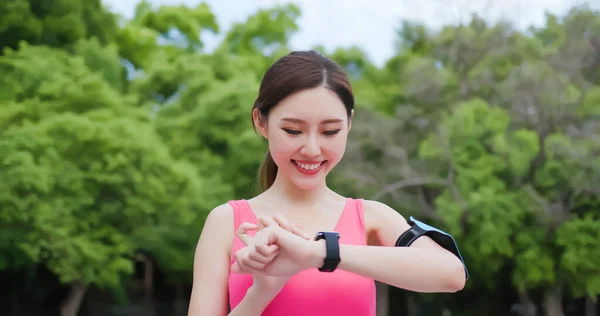 Sport Azja Kobieta Używać Nosić Fitness Tracker Smart Zegarek Działa — Zdjęcie stockowe