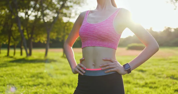 Sport Vrouw Oefening Goede Vorm Houden Staan Het Park — Stockfoto