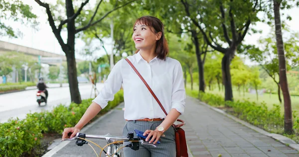 Asian Businesswoman Commute Her Bicycle Streets Happily — Stock Photo, Image