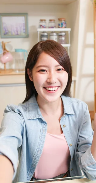 Asijské Mladé Žena Video Chat Smartphone Přítelem Šťastně Doma — Stock fotografie