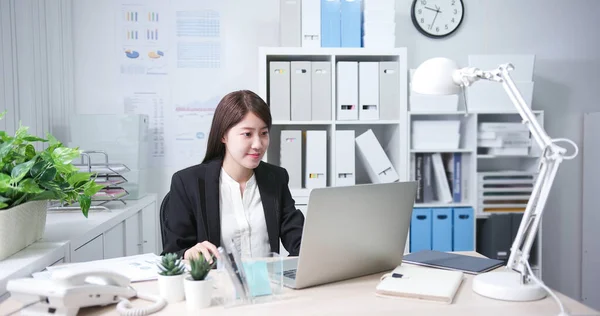 亚洲年轻的女商人用笔记本电脑在办公室工作 — 图库照片