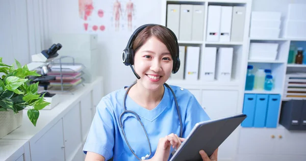 Conceito Telemedicina Asiática Médica Usa Fone Ouvido Conversando Com Paciente — Fotografia de Stock