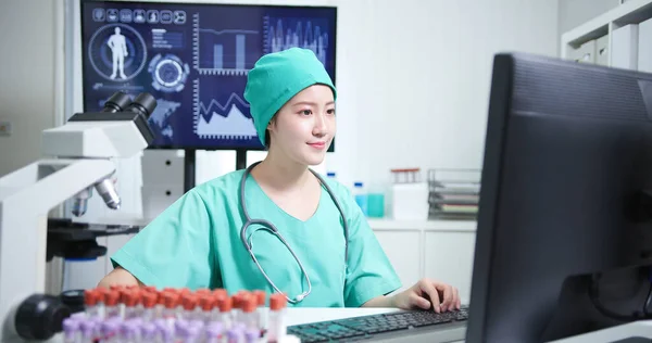 Asiatische Junge Ärztin Die Operationskleidung Trägt Benutzt Computer Krankenhaus Arbeiten — Stockfoto