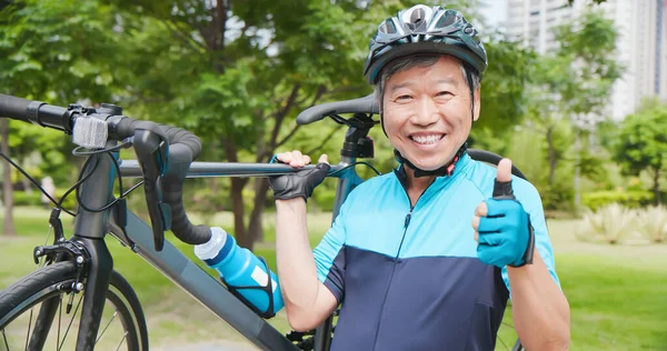 Ázsiai Öregember Visel Sisakot Tartja Kerékpár Vállán Hüvelykujjával Felfelé Gesztus — Stock Fotó