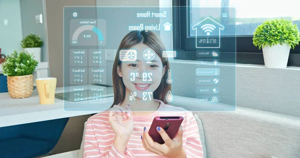 Asiatisk Kvinna Använder Mobil Applikation För Home Automation Och Smart — Stockfoto
