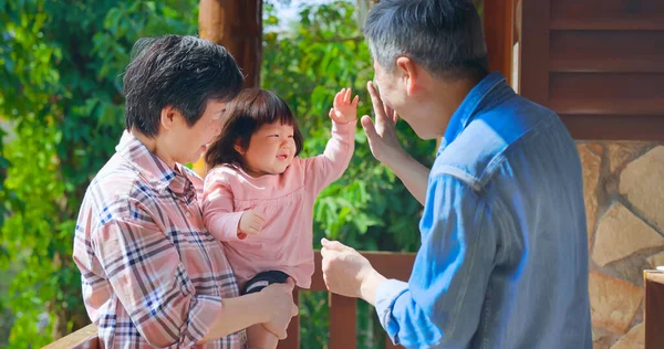 亚洲年长的退休祖父母在旅行时与孙女真正亲密接触 与孙女玩乐 — 图库照片