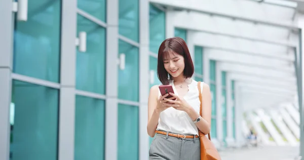 Asian Young Businesswoman Send Voice Messages While Commuting City — Stock Photo, Image