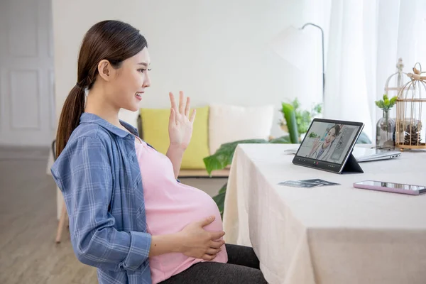 Asiatisk Gravid Kvinna Har Online Samråd Med Sin Läkare Och — Stockfoto