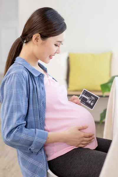Asiatisk Gravid Kvinna Hålla Ultraljud Bild Barnet Och Röra Magen — Stockfoto