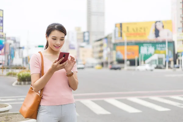 Aziatische Vrouw Staat Straat Stad Met Behulp Van Smart Phone — Stockfoto
