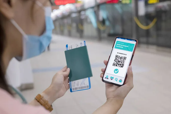 Asiatisk Kvinne Viser Helsepass Mobiltelefon Som Indikerer Vaksinering Mot Covid – stockfoto