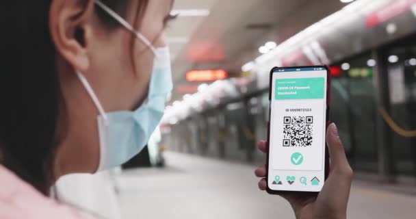 Asiatisk kvinna visar hälsopass — Stockvideo