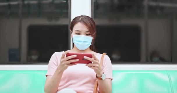 Mulher com máscara no mrt — Vídeo de Stock