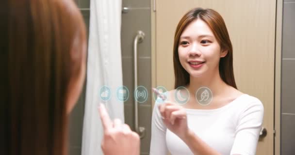 Pantalla inteligente en el baño — Vídeo de stock