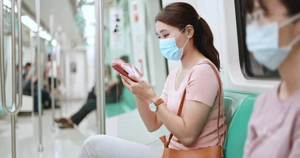 Asiatica Donna Affari Utilizzare Uno Smartphone Con Maschera Chirurgica Protezione — Foto Stock