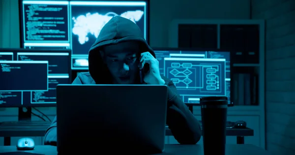 Aziatische Man Hacker Afpersen Telefoon Met Computer — Stockfoto