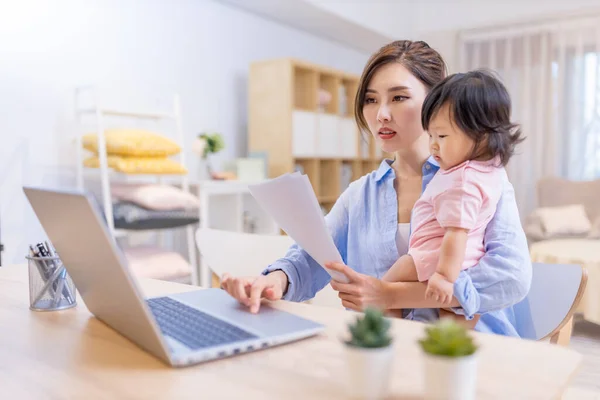 Азіатська Бізнес Леді Працює Дому Ноутбуком Піклується Про Свою Дочку — стокове фото