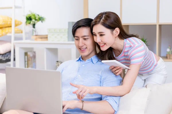 Asiático Casal Olhando Algumas Informações Internet Por Laptop Juntos Casa — Fotografia de Stock