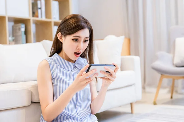 Asiática Jovem Mulher Jogar Jogos Móveis Telefone Inteligente Sentir Surpreso — Fotografia de Stock