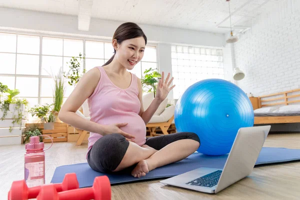 Азиатская Молодая Беременная Женщина Помощью Ноутбука Иметь Онлайн Класс Упражнений — стоковое фото