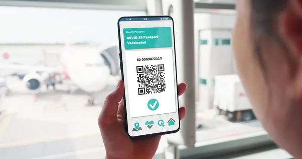 Sett Bakfra Fra Fra Asiatisk Kvinne Viser Helsepass Mobiltelefon Som – stockfoto