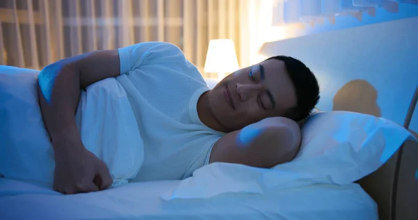 Asiatico Uomo Dormire Bene Con Sorriso Notte — Foto Stock