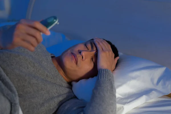Asiatischer Mann Wird Krank Und Hat Fieber Während Schlafzimmer Bett — Stockfoto