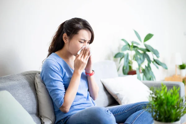 Syk Asiatisk Kvinne Nyser Med Vev Stuen Hjemme – stockfoto