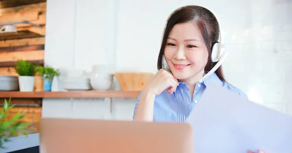 远程工作的概念 戴耳机的亚洲妇女正在使用计算机工作 并在家里举行视频会议 — 图库照片