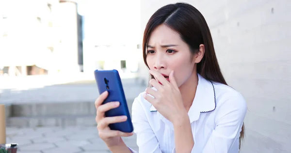 Falska Nyheter Koncept Asiatisk Kvinna Läsa Informationen Mobiltelefon Och Känna — Stockfoto