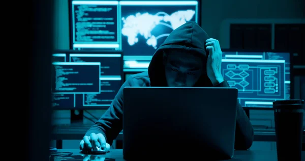 Asiatico Maschio Hacker Grave Arrabbiato Con Computer — Foto Stock