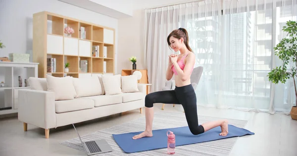 Asiatische Junge Frau Sieht Video Computer Und Macht Sport Hause — Stockfoto